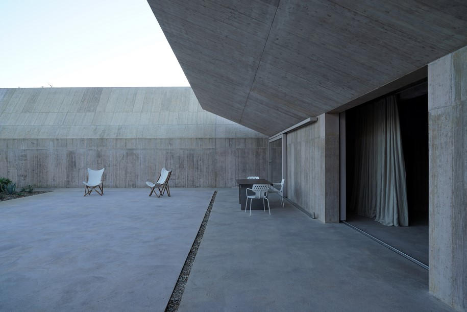 alerio Olgiati, Villa Além, garden, rural landscape, Portugal, Alentejo, concrete, steel, marble, portuguese architects, Atlantic Ocean, sea