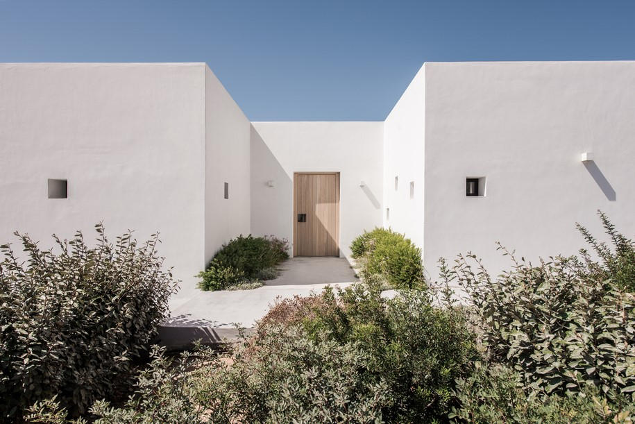 Archisearch Vois Architects reach for the horizon with a residence in Antiparos, Greece