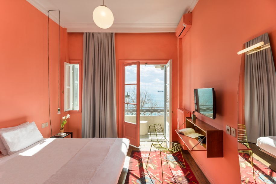 Archisearch Waterfront Nikis Apartment features walls in shades of pink, blue and green | Stamatios Giannikis