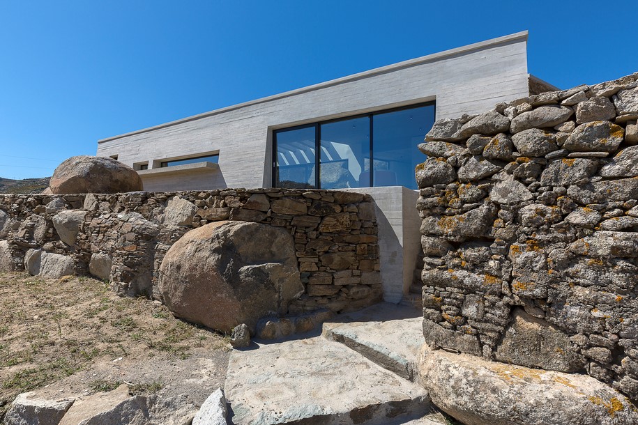 Archisearch Aristides S. Dallas designed a House between the Rocks in Volax, Tinos