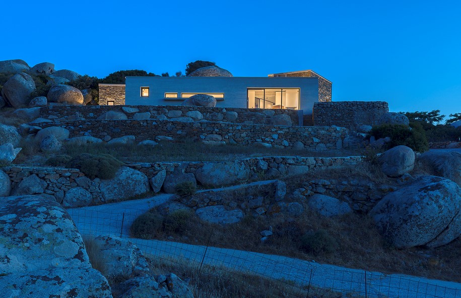 Archisearch Aristides S. Dallas designed a House between the Rocks in Volax, Tinos