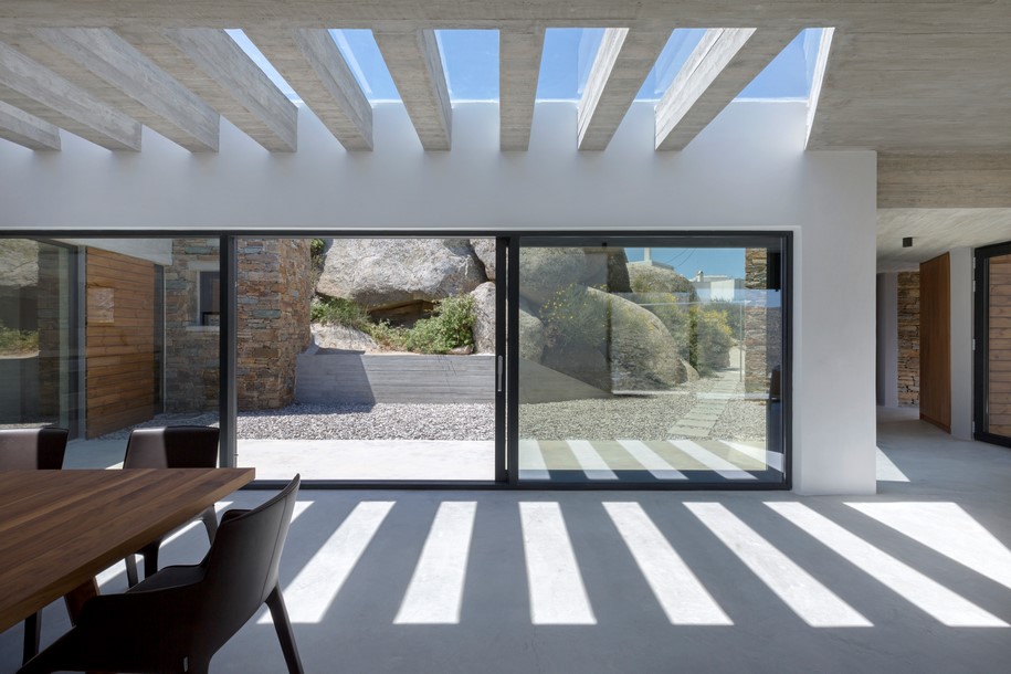 Archisearch Aristides S. Dallas designed a House between the Rocks in Volax, Tinos