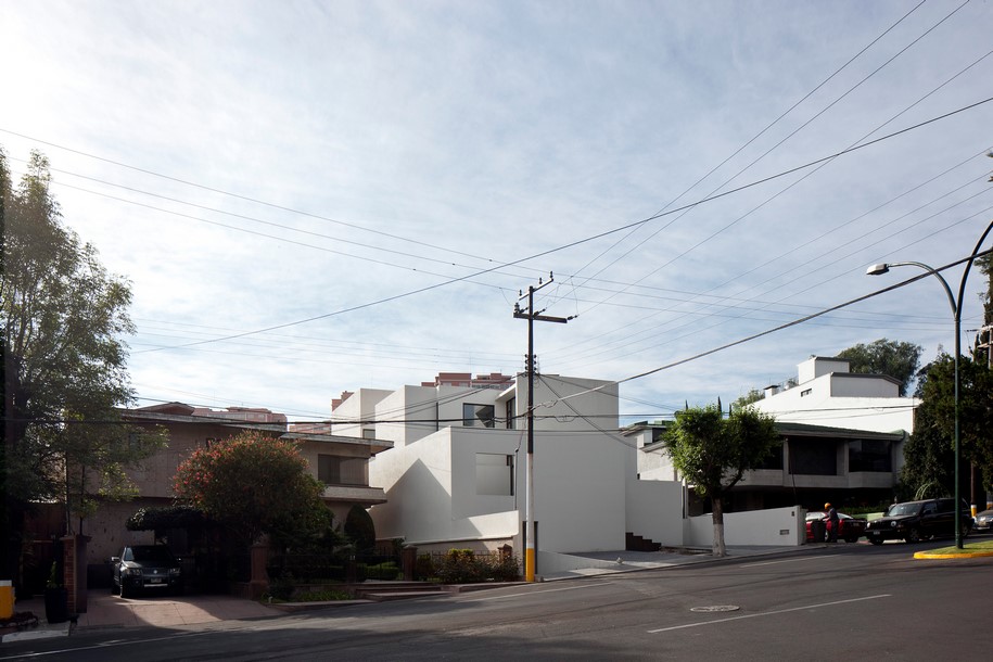 LUCIO MUNIAIN et al, casa ar, ar house, residential, concrete, 2011