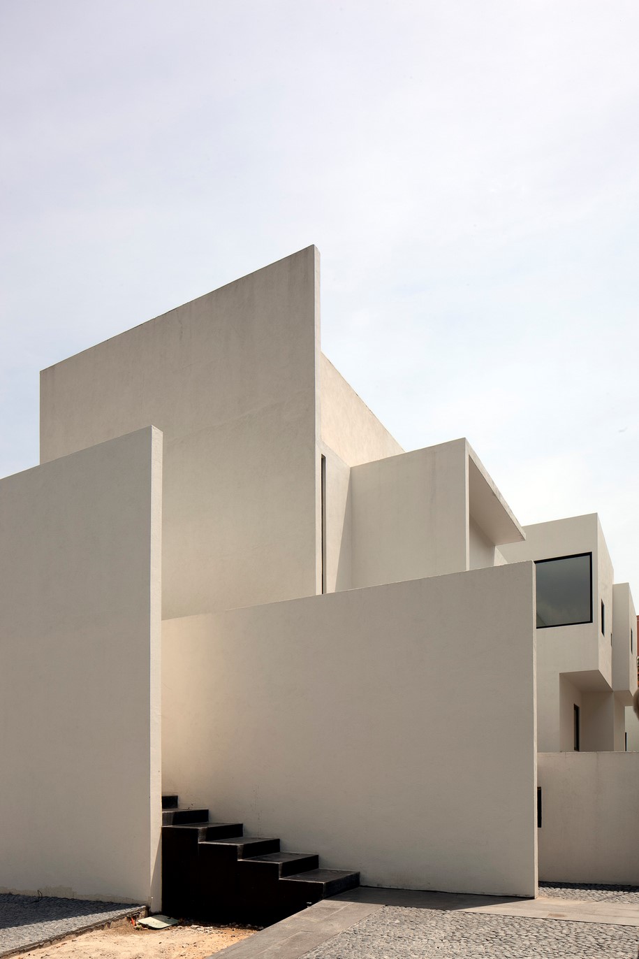 LUCIO MUNIAIN et al, casa ar, ar house, residential, concrete, 2011