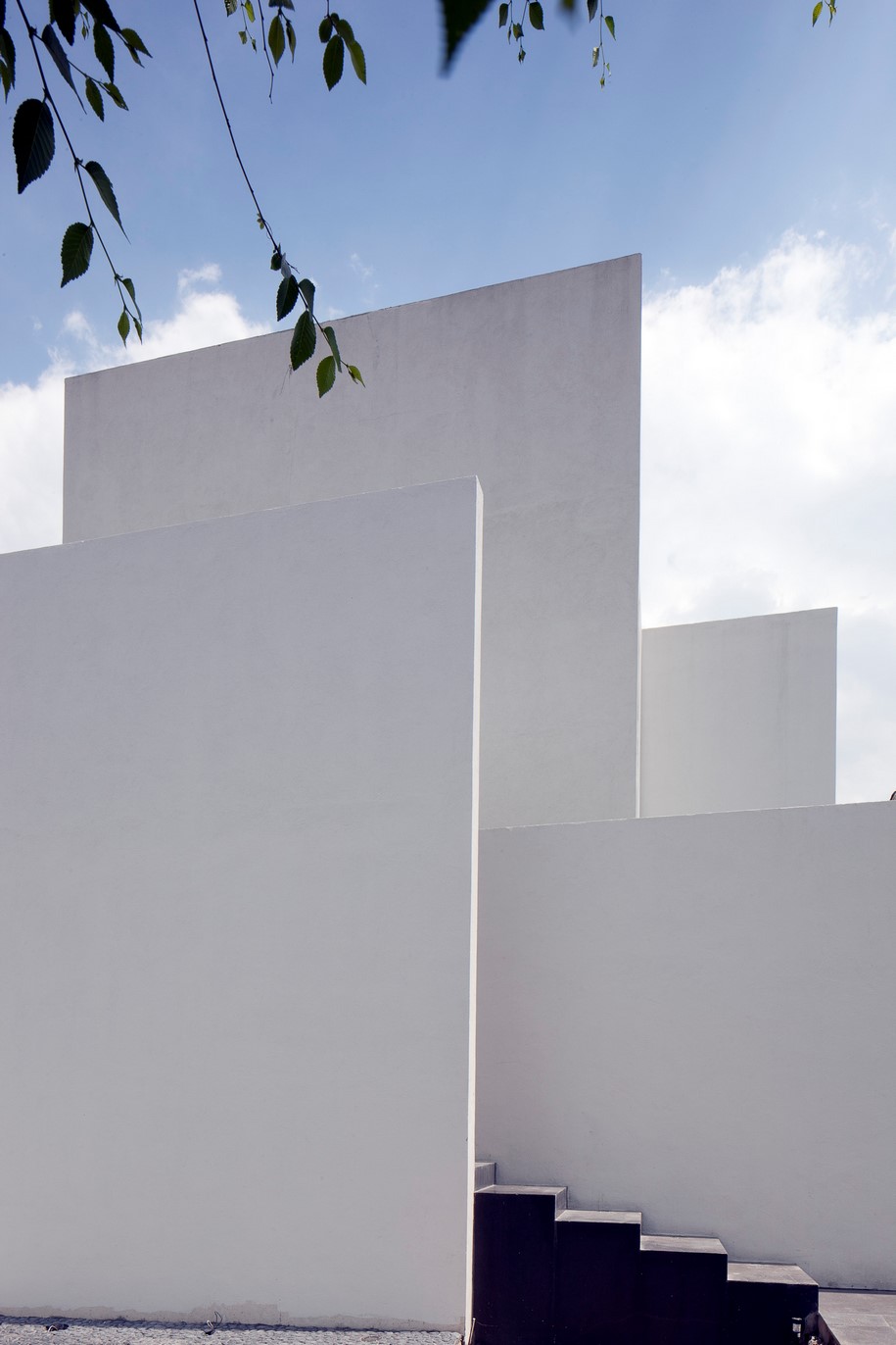 LUCIO MUNIAIN et al, casa ar, ar house, residential, concrete, 2011