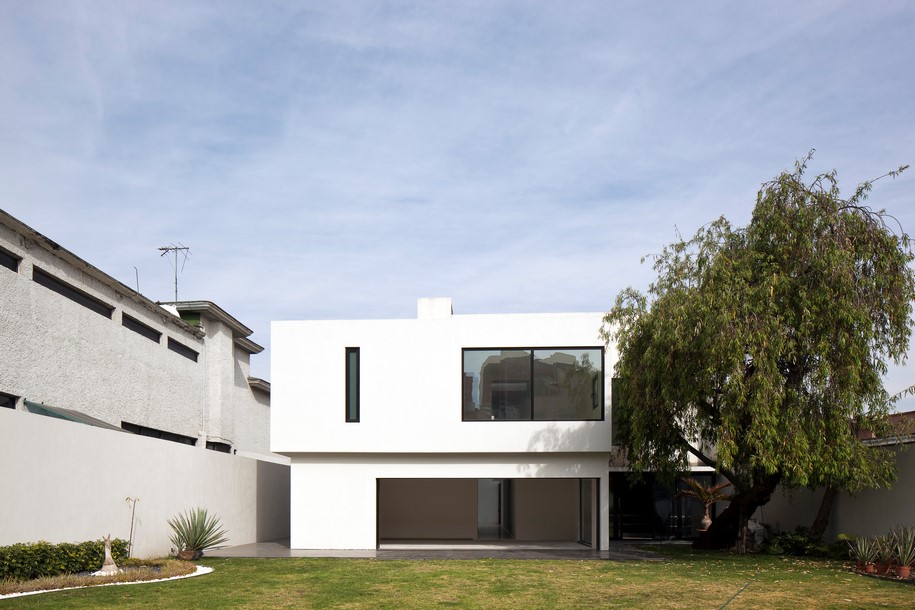 Archisearch AR HOUSE  |  LUCIO MUNIAIN et al