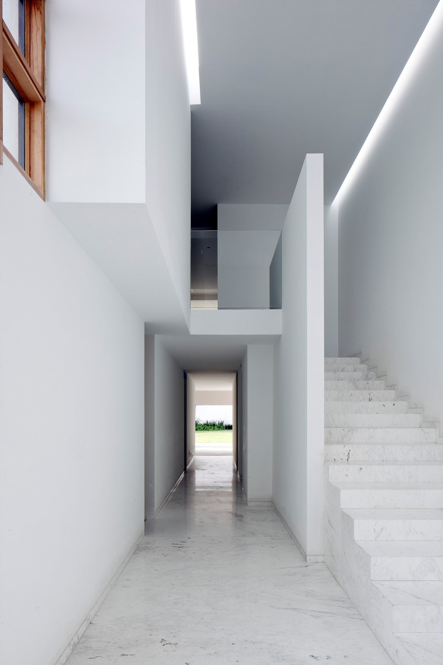 Archisearch AR HOUSE  |  LUCIO MUNIAIN et al