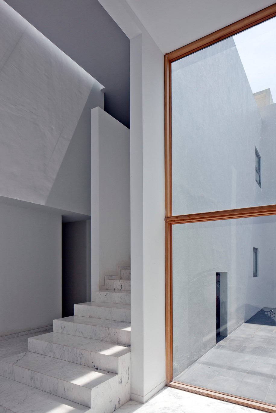 LUCIO MUNIAIN et al, casa ar, ar house, residential, concrete, 2011