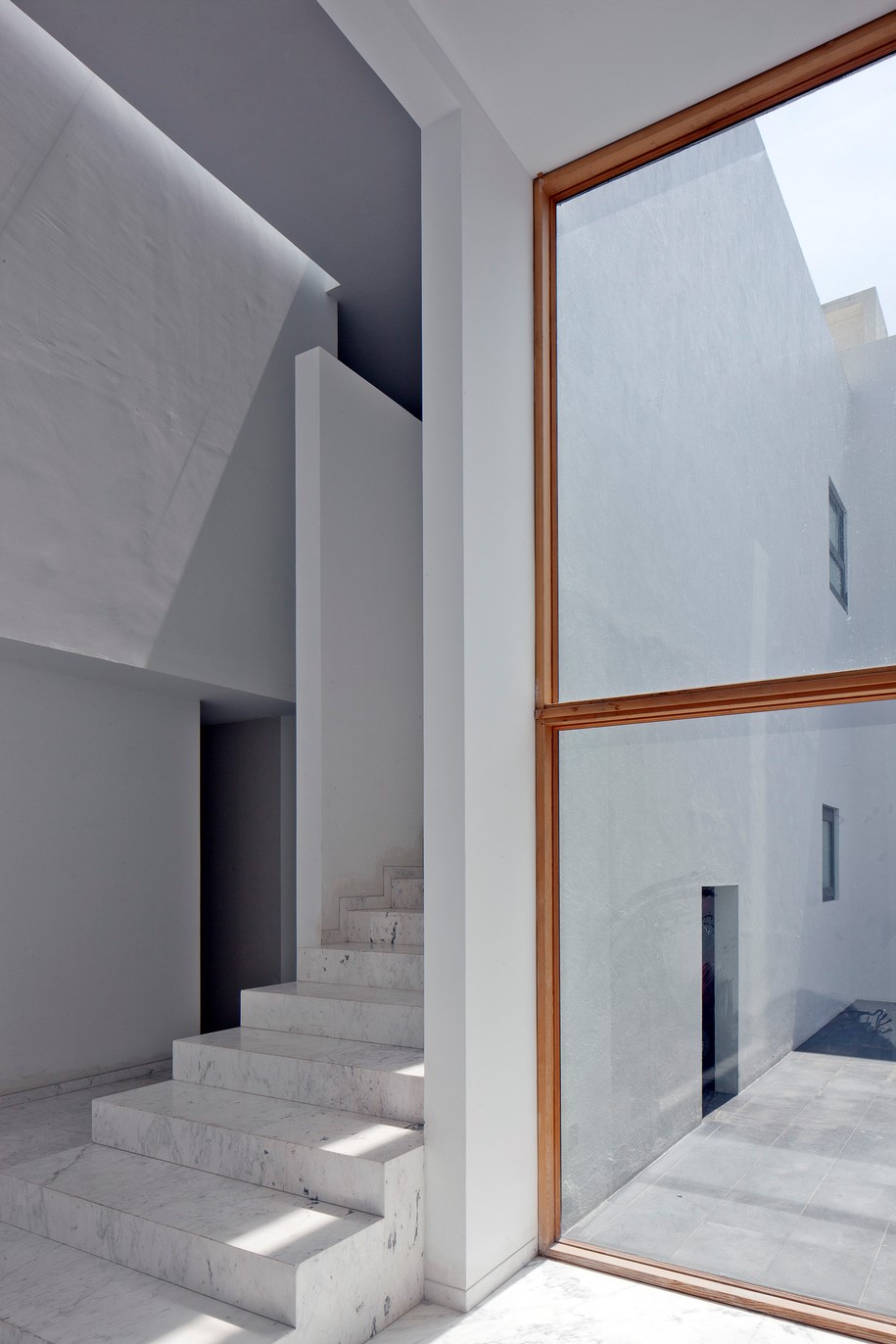 Archisearch AR HOUSE  |  LUCIO MUNIAIN et al