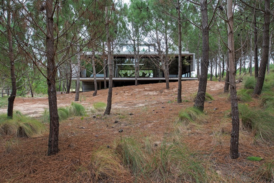 Luciano Kruk, casa L4, L4 house, residence, Costa Esmeralda, Buenos Aires, 2015, concrete, pool