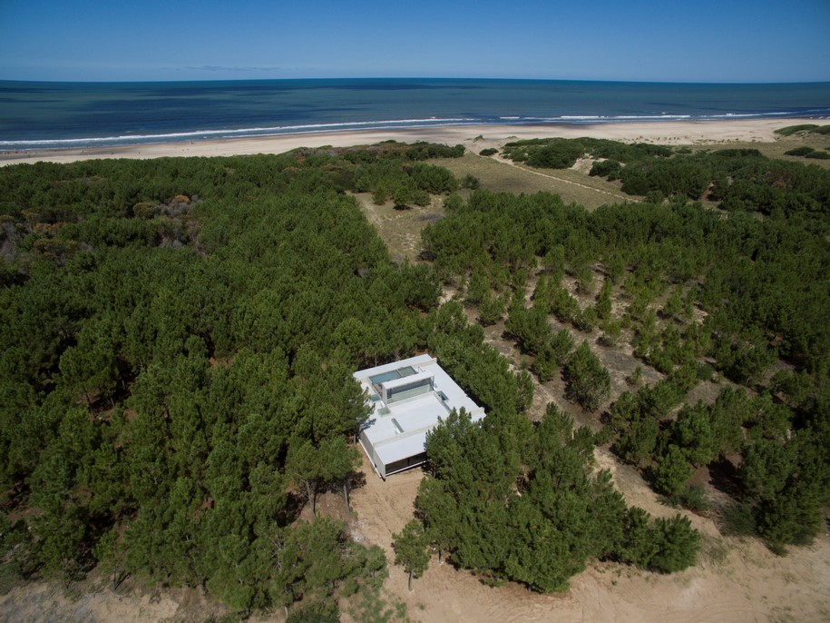 Luciano Kruk, casa L4, L4 house, residence, Costa Esmeralda, Buenos Aires, 2015, concrete, pool