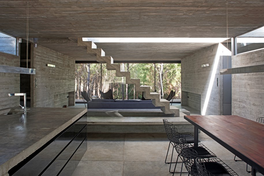 Archisearch CASA L4 is a concrete box into the woods  | Luciano Kruk