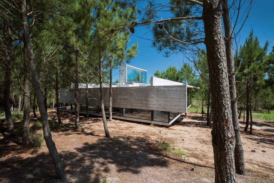 Luciano Kruk, casa L4, L4 house, residence, Costa Esmeralda, Buenos Aires, 2015, concrete, pool