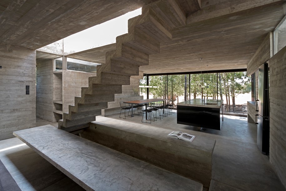 Archisearch CASA L4 is a concrete box into the woods  | Luciano Kruk