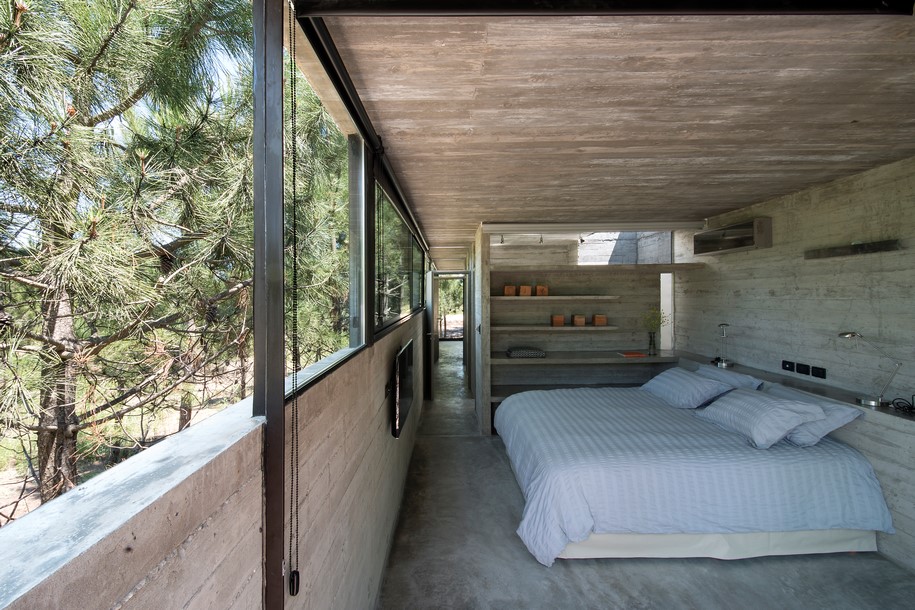 Archisearch CASA L4 is a concrete box into the woods  | Luciano Kruk