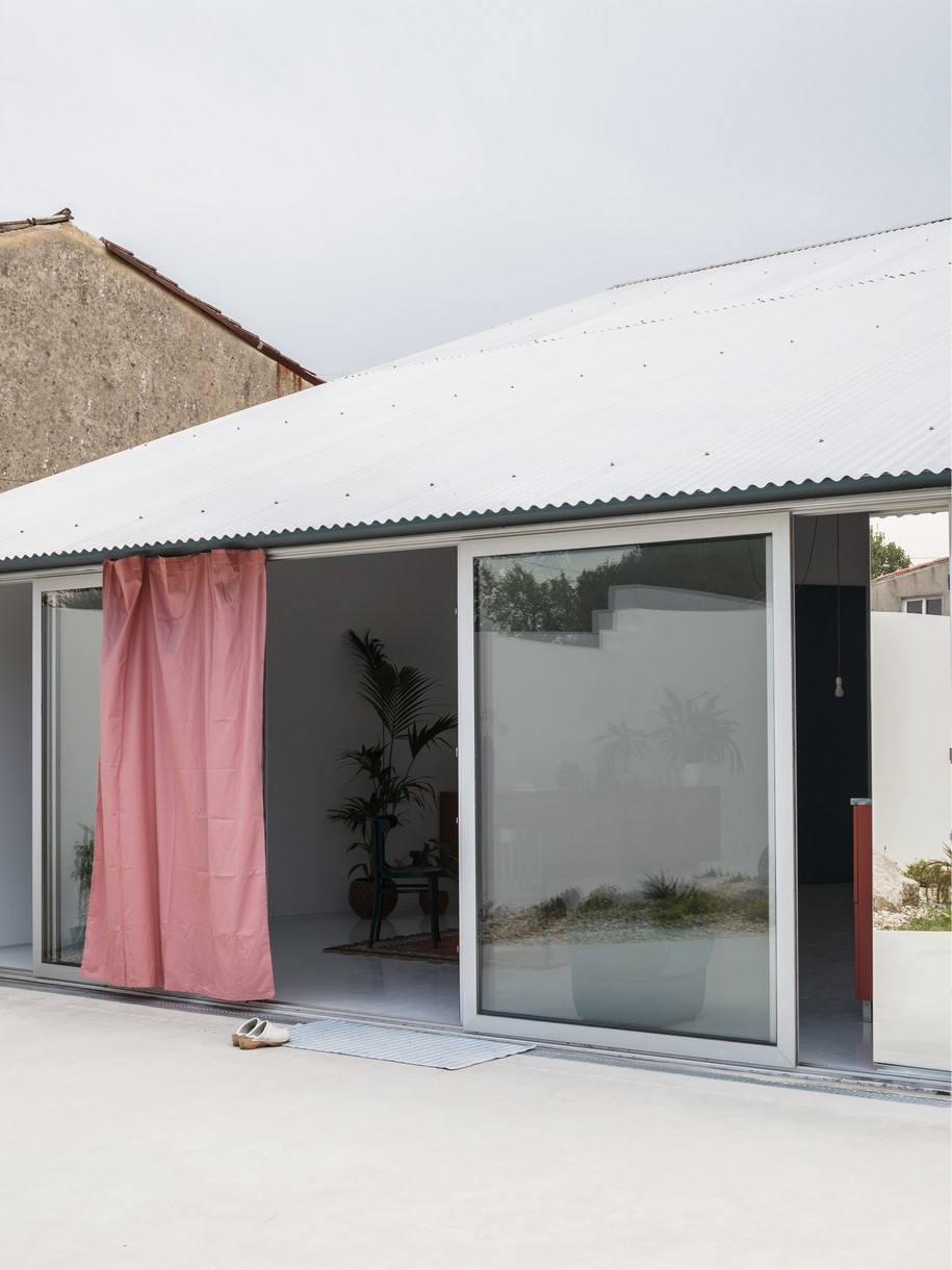 Fala atelier, House with a curved wall, Porto, Portugal