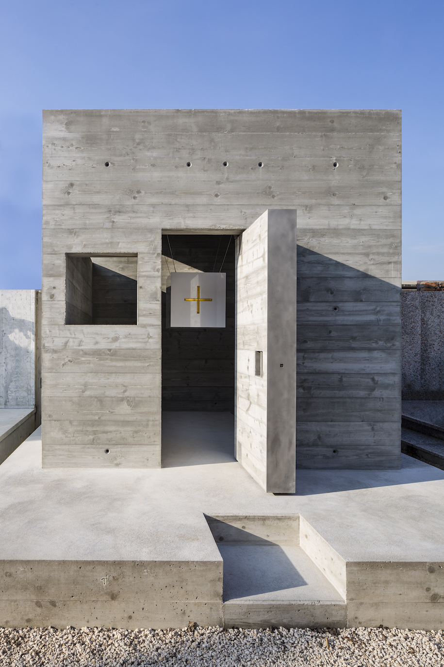 Archisearch Alberto Campo Baeza created a concrete cube tomb full of light in Venice