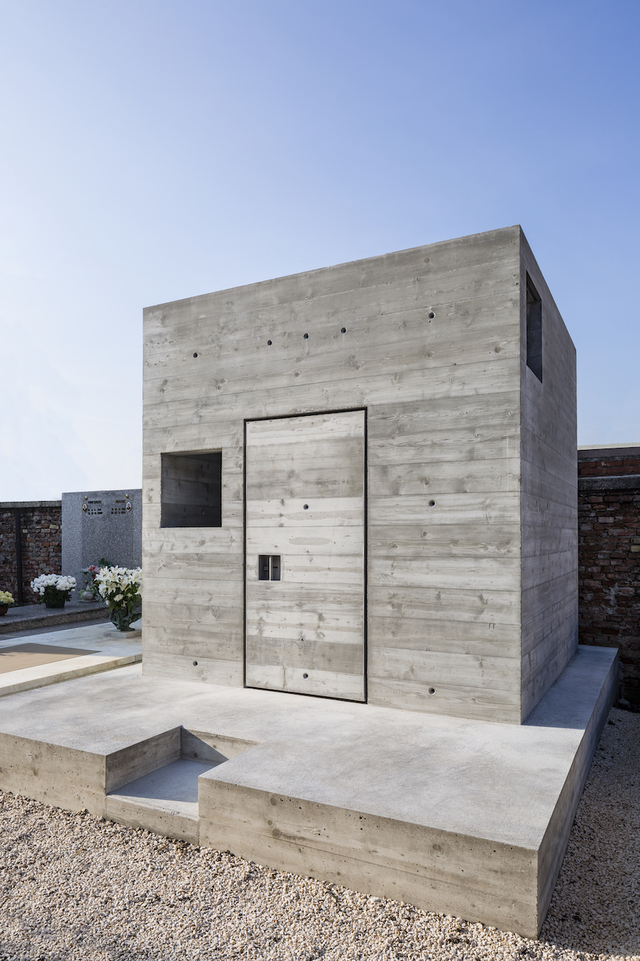 Archisearch Alberto Campo Baeza created a concrete cube tomb full of light in Venice