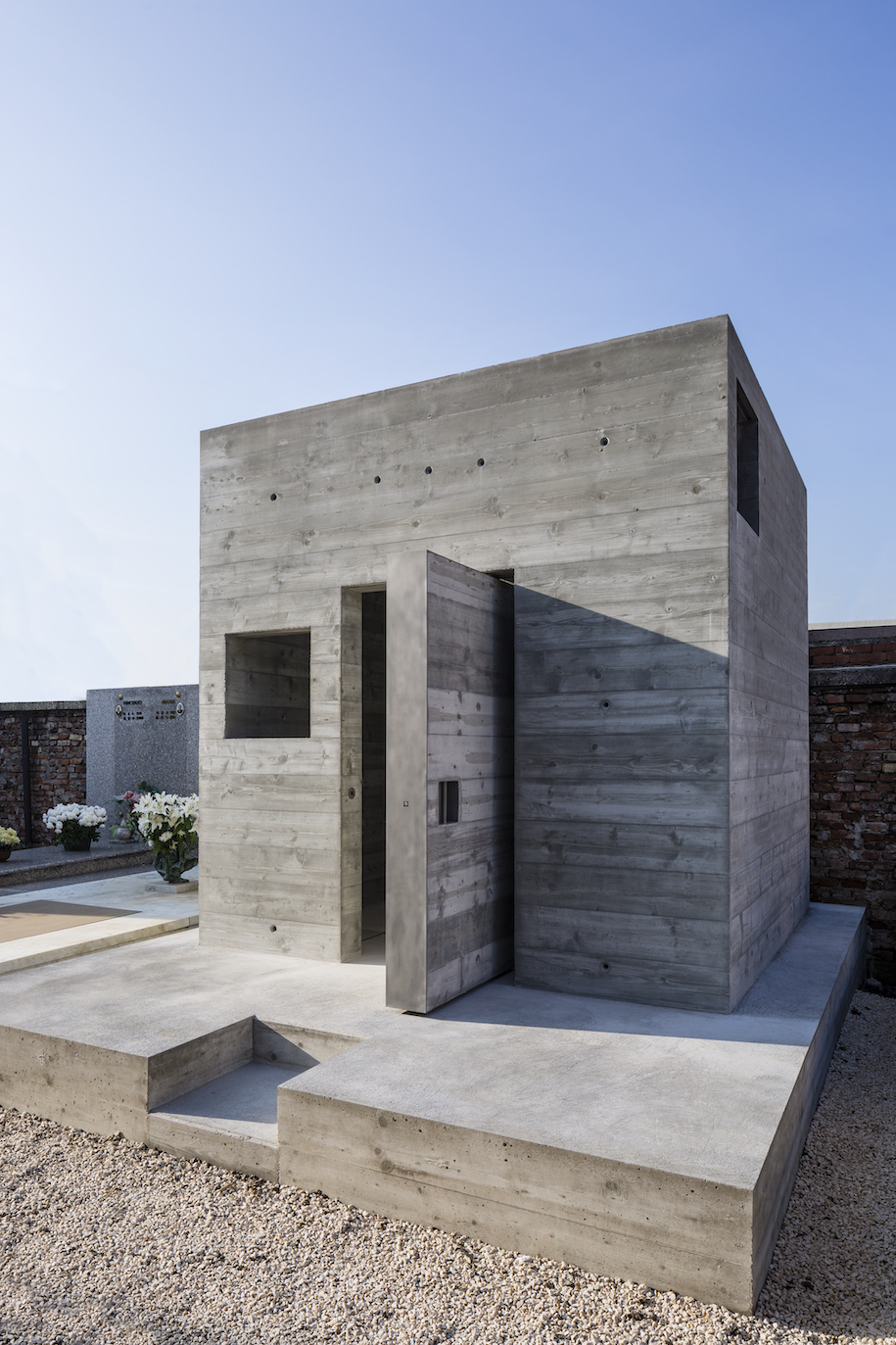 Archisearch Alberto Campo Baeza created a concrete cube tomb full of light in Venice