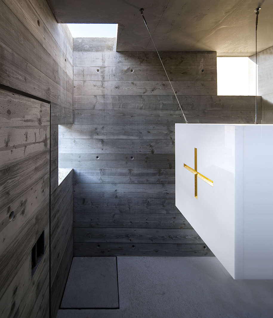 Archisearch Alberto Campo Baeza created a concrete cube tomb full of light in Venice