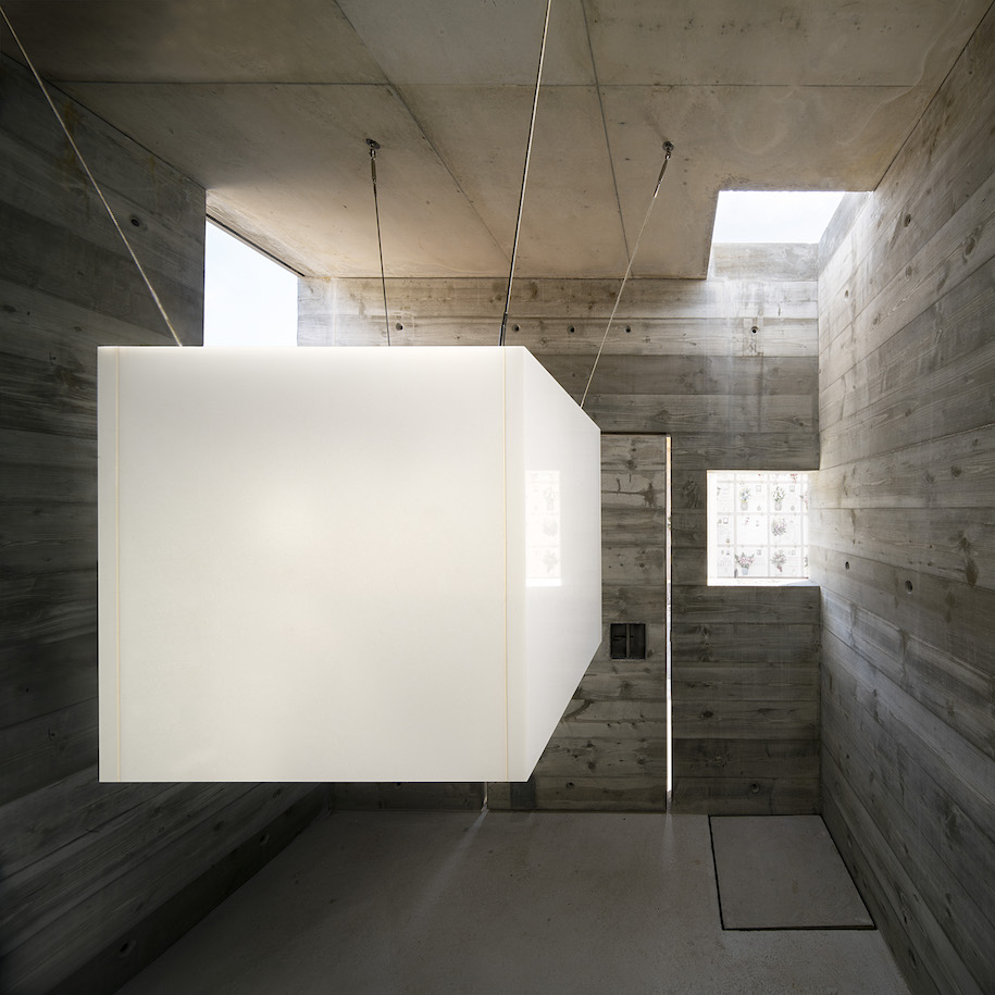 Archisearch Alberto Campo Baeza created a concrete cube tomb full of light in Venice