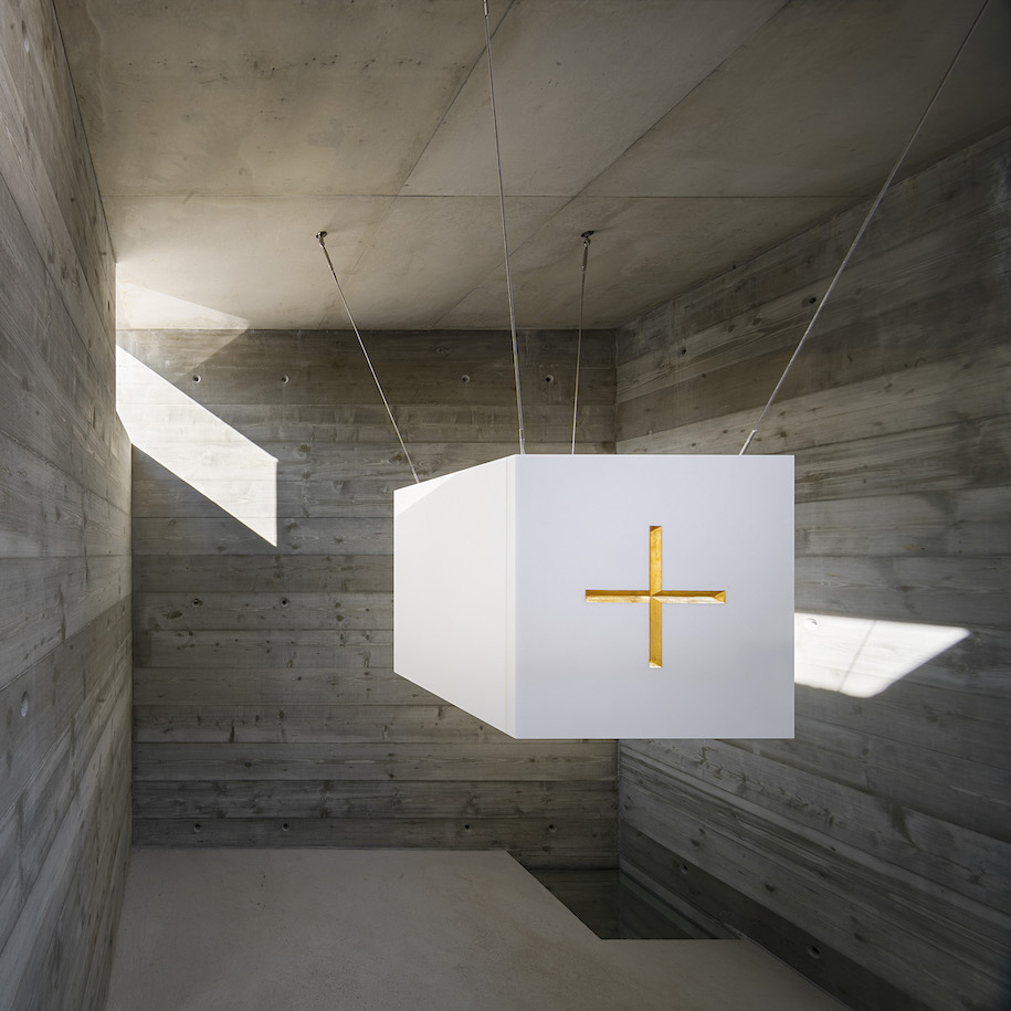 Archisearch Alberto Campo Baeza created a concrete cube tomb full of light in Venice
