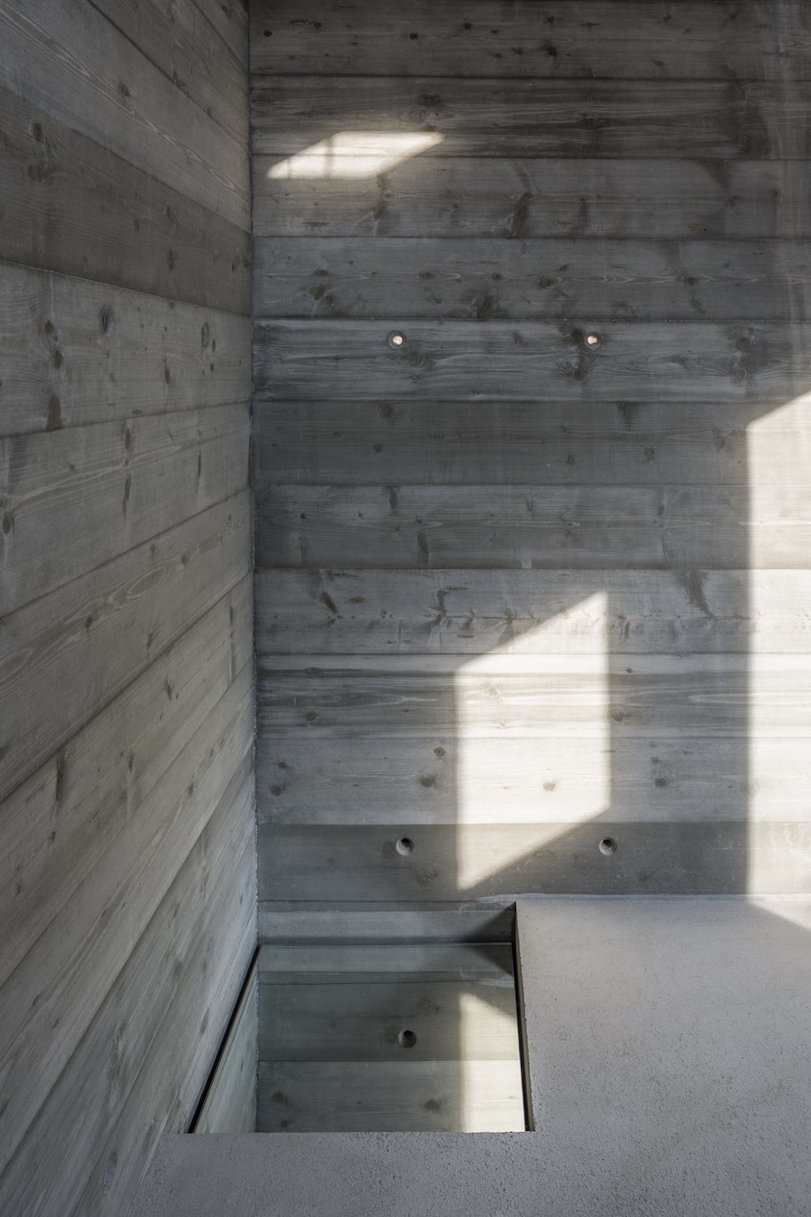 Archisearch Alberto Campo Baeza created a concrete cube tomb full of light in Venice