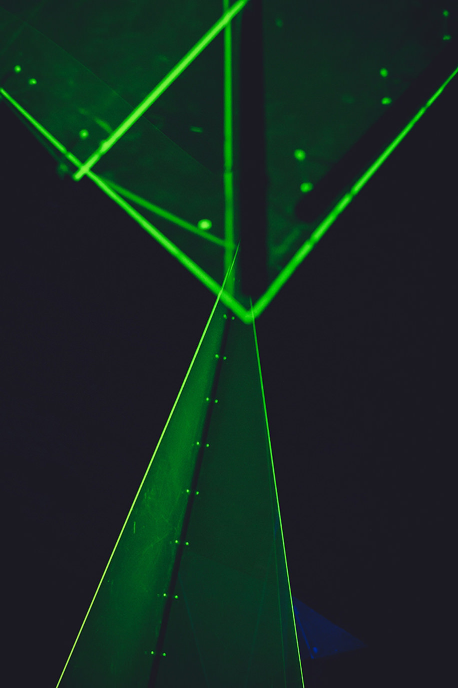 installation, triangular, fluorescent, kosma, kourkouli, fotopoulou, Plexiglas, transparent,Koumoutsidi