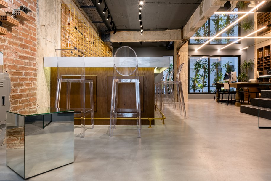 Archisearch dARCHstudio designed a classy and unique optician store in the centre of Athens