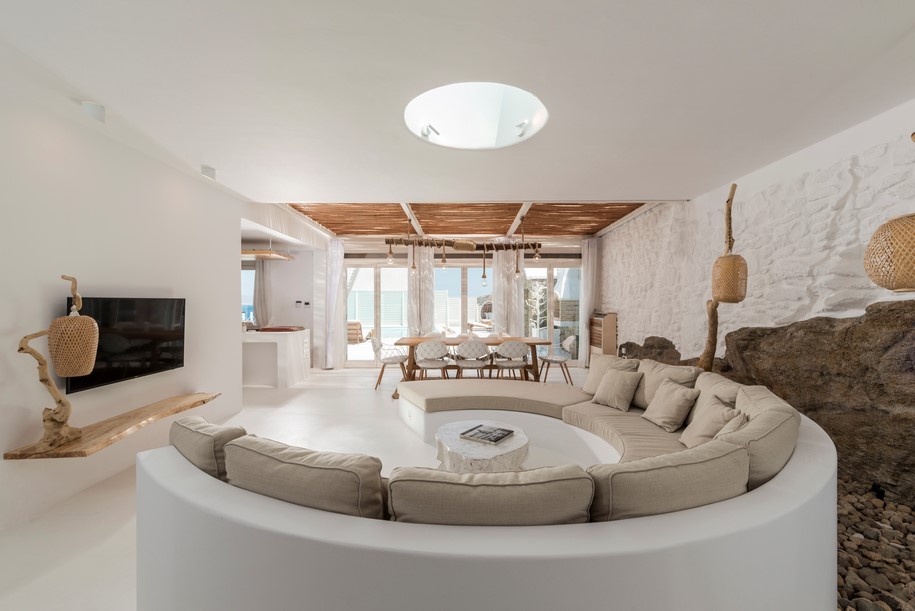 Archisearch Το ρευστό λευκό αγκαλιάζει το ακατέργαστο ξύλο και τη φυσική πέτρα στην κατοικία Εστία  |   kipseli architects