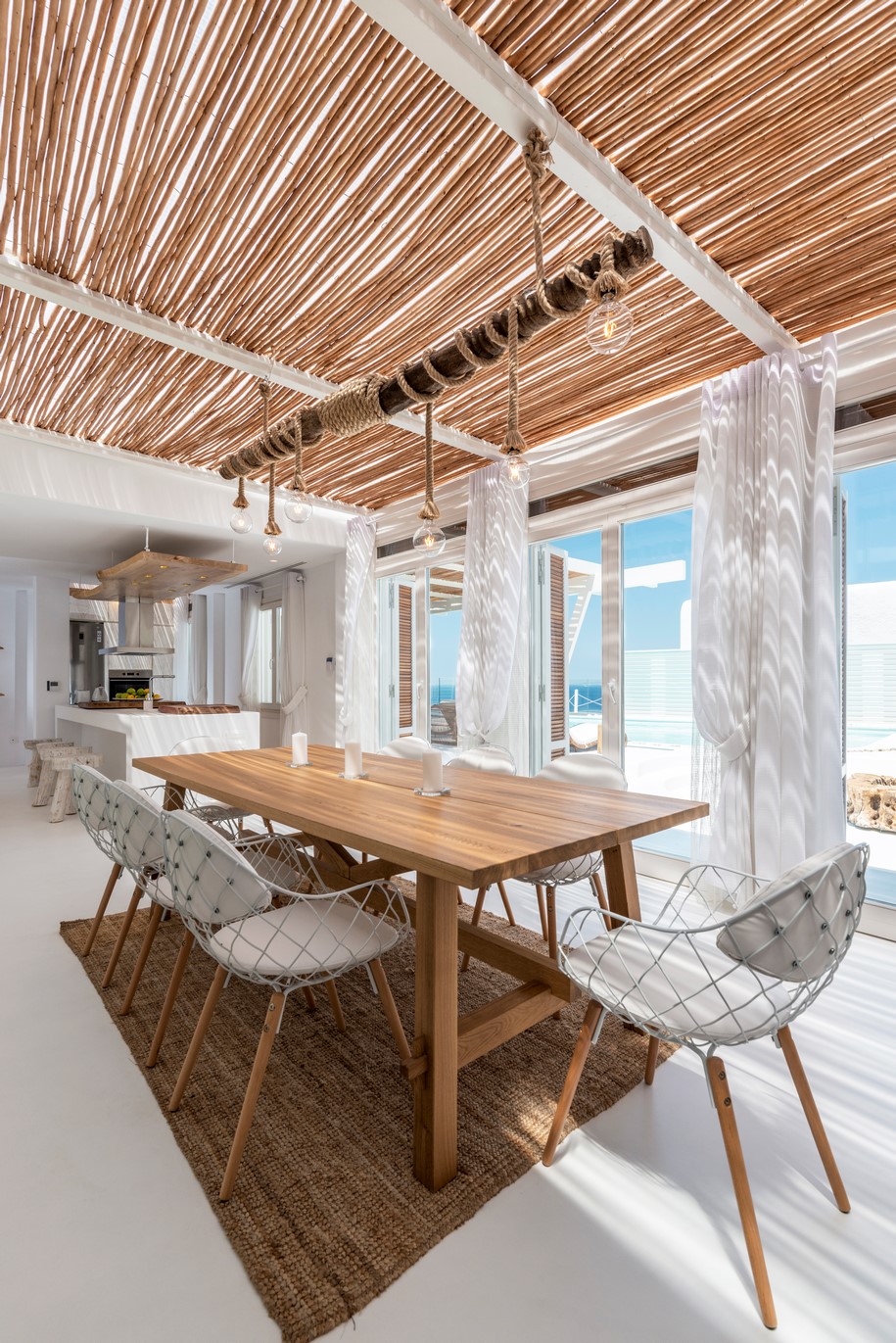 Archisearch Το ρευστό λευκό αγκαλιάζει το ακατέργαστο ξύλο και τη φυσική πέτρα στην κατοικία Εστία  |   kipseli architects