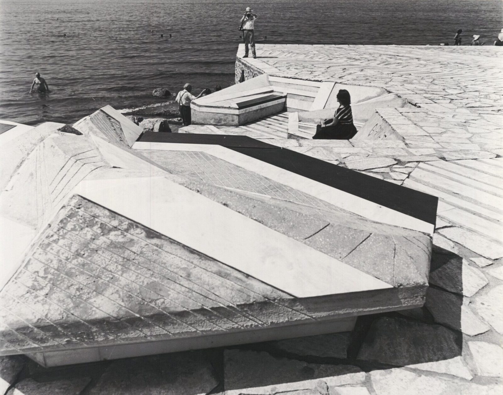 Archisearch Νέλλα Γκόλαντα (1941-2023): «Τα έργα μου είναι σαν κάτοπτρα του τοπίου.»