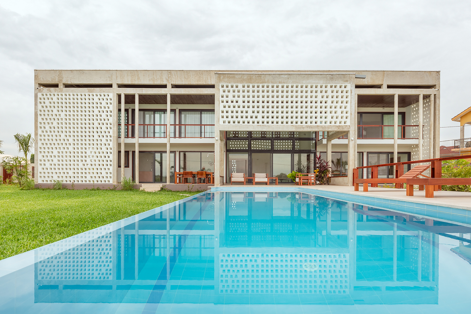 Archisearch Εξωτική λιτότητα - To Mbweni house με κουφώματα Aluminco, στο Dar es-Salam της Τανζανίας. | FBW Architecten Netherlands