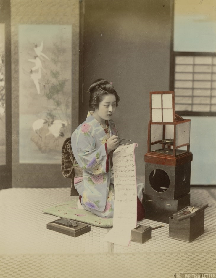 Archisearch - Kusakabe Kimbei Geisha, einen Brief verfassend, um 1885 Albuminpapier, koloriert, 26,1 x 20,6 cm (c) Staatliche Museen zu Berlin, Kunstbibliothek