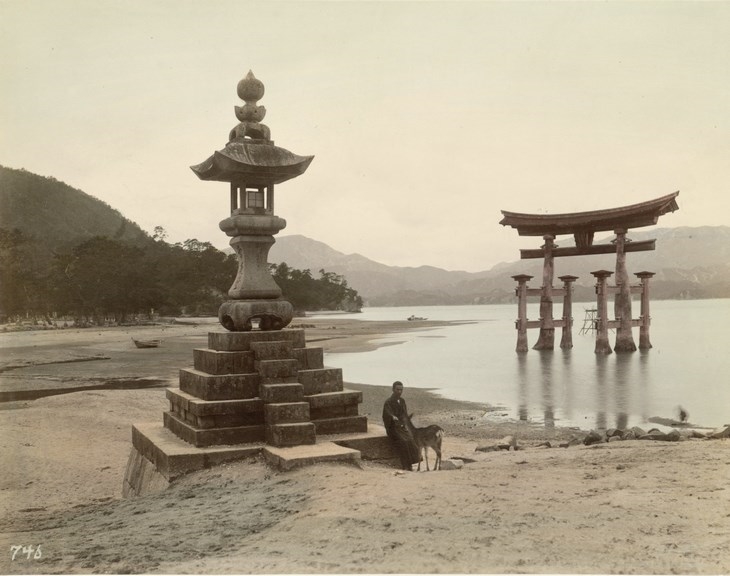 Archisearch - Y. Isawa Hiroshima, Miyajima. Itsukushima- Schrein, September 1896 oder früher Albuminpapier, koloriert, 20,5 x 26,2 cm / 31,6 x 38,9 cm (c) Staatliche Museen zu Berlin, Kunstbibliothek