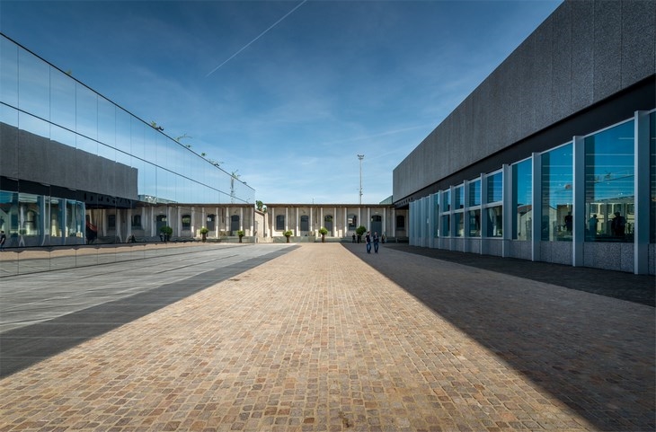 Archisearch -  Podium and the mirror-clad Auditorium, Architects OMA / Rem Koolhaas (c) Pygmalion Karatzas