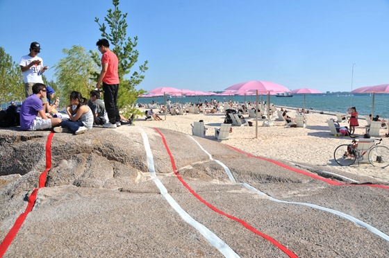 Archisearch - Sugar Beach by Claude Cormier+Associates_Teenage gathering on one of the bedrock alike candies