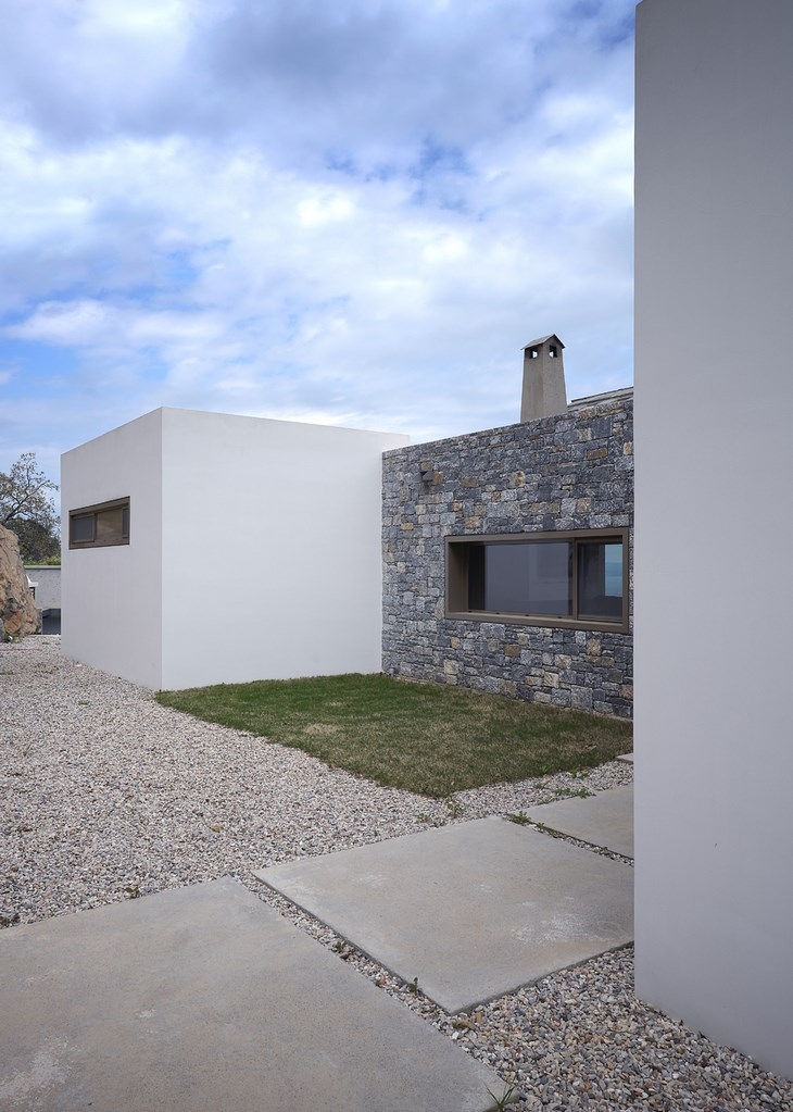 Archisearch - Approaching the main entrance, Villa Melana, Tyros Greece, architects Valia Foufa & Panagiotis Papassotiriou (c) Pygmalion Karatzas