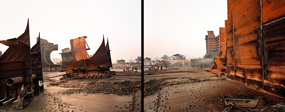 Archisearch - Shipbreaking #9ab diptych, Chittagong, Bangladesh, 2000 (c) Edward Burtynsky, courtesy Nicholas  Metivier Gallery, Toronto