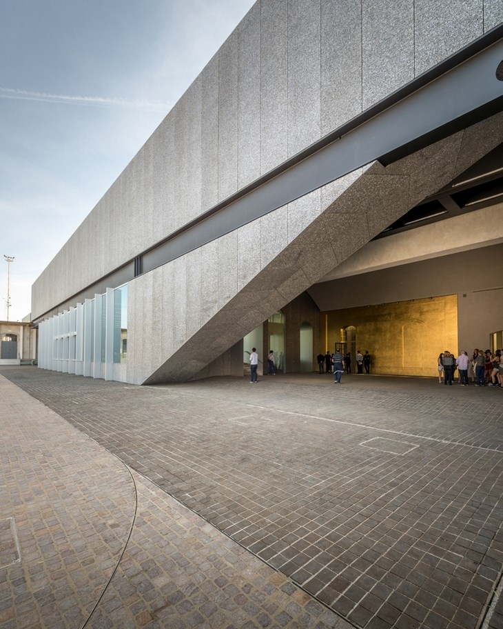 Archisearch - Western side of the Podium, Architects OMA / Rem Koolhaas (c) Pygmalion Karatzas