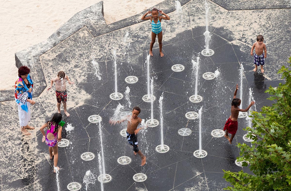 Archisearch - Sugar Beach by Claude Cormier+Associates_The Maple Leaf Fountain works perfectly as a cooling area especially for kids