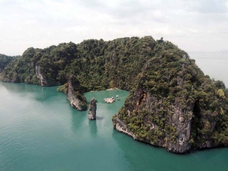 Archisearch FLOATING AUDITORIUM BY OLE SCHEEREN; FILM ON THE ROCKS YAO NOI