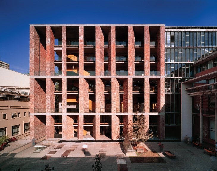 Archisearch - Medical School, 2004, Universidad Católica de Chile, Santiago, Chile  Photo by Roland Halbe