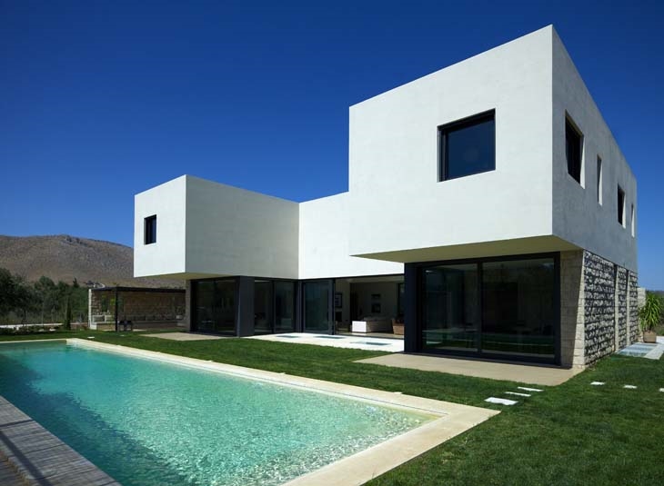 Archisearch - VOIS ARCHITECTS BUILD A U-SHAPED ''BATTLEFIELD'' RESIDENCE IN THE HISTORICAL AREA OF MARATHON