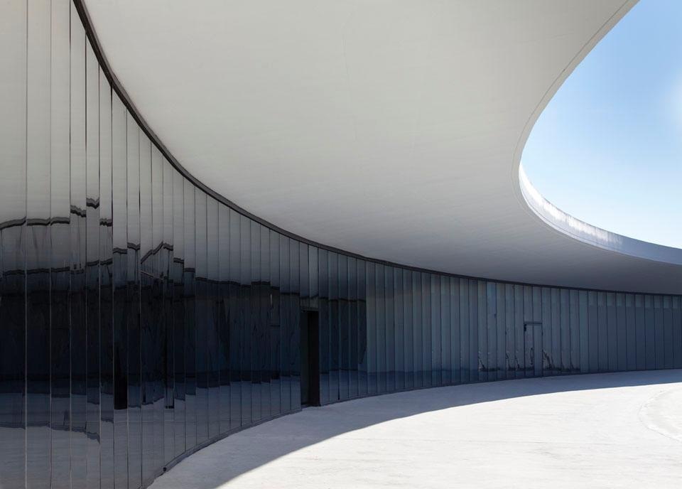 Archisearch - The curved and glazed exterior courtyard of the Reception building. Photo: (c) James Ewing Photography