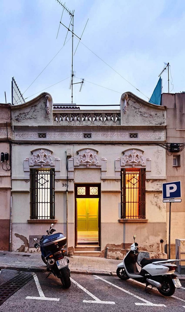 Archisearch GUILLERMO SANTOMA RENOVATES AN EARLY-CENTURY HOUSE IN BARCELONA THROUGH LIGHT & GEOMETRY