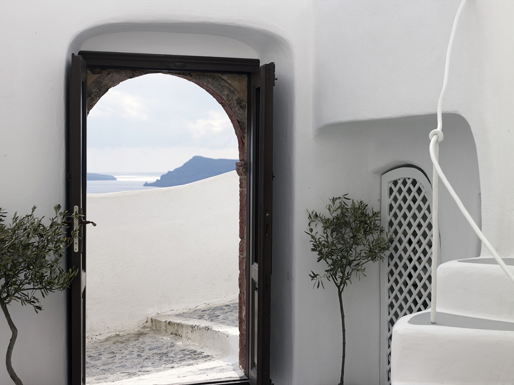 Archisearch - 1864 THE SEA CAPTAIN'S HOUSE / 'CAVE SUITE' IN SANTORINI / PATSIOS ARCHITECTURE & CONSTRUCTION / PHOTOGRAPHY BY VANGELIS PATERAKIS