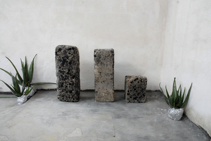 Archisearch COSMA FRASCINA CARVES CALCARENITE SERIES USING ONLY HIS HANDS AND TRADITIONAL TOOLS