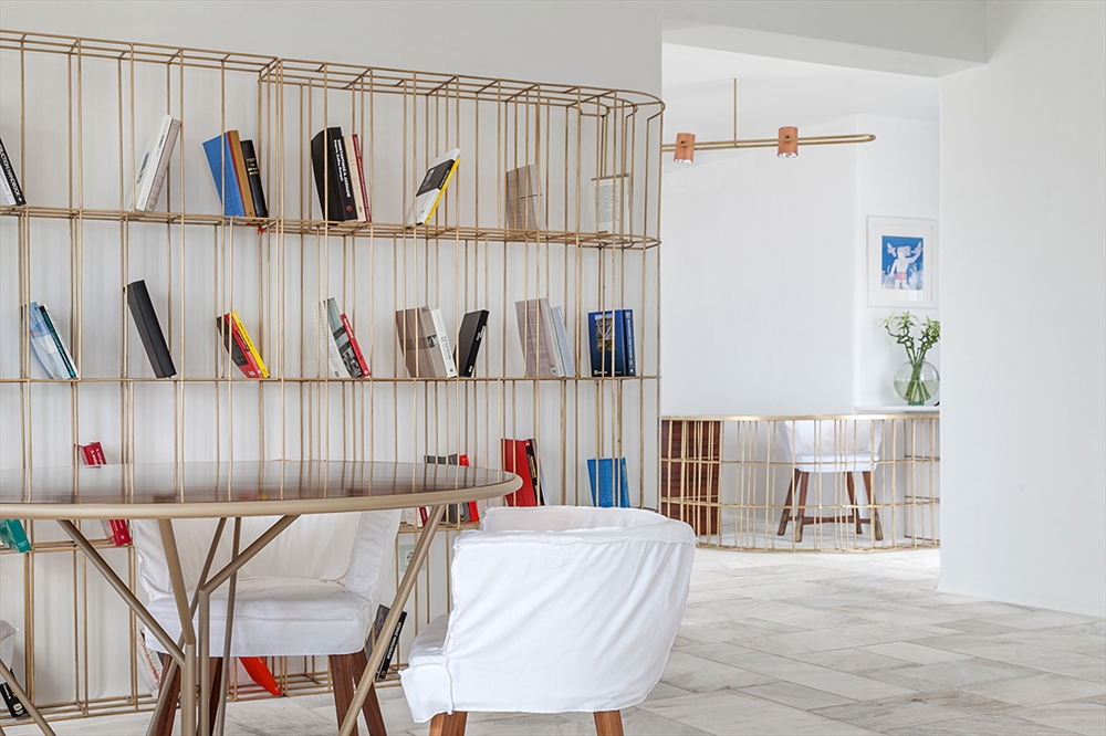Archisearch A CUSTOM-MADE OFFICE SPACE OVERLOOKING THE TOWN OF MYKONOS / ELEFTHERIOS AMBATZIS