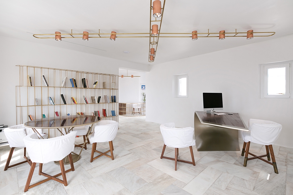 Archisearch A CUSTOM-MADE OFFICE SPACE OVERLOOKING THE TOWN OF MYKONOS / ELEFTHERIOS AMBATZIS